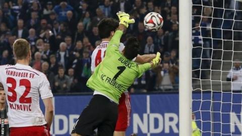 Gojko Kacar scores
