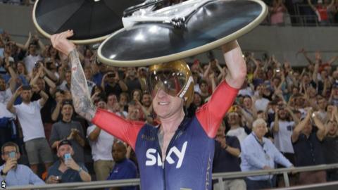 Bradley Wiggins breaks hour record