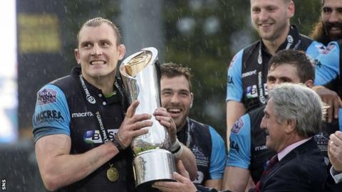 Glasgow Warriors' Al Kellock lifts the Pro12 trophy