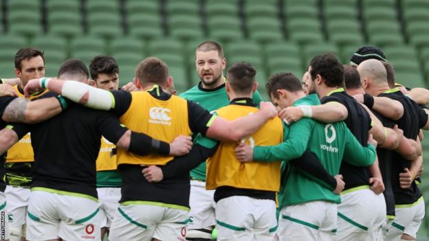 Iain Henderson speaks to his Ireland team-mates before facing France in 2021