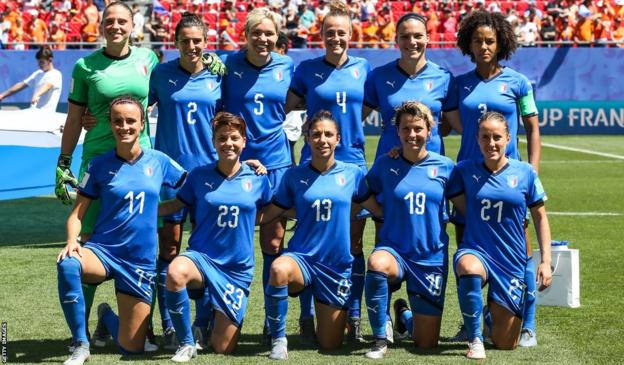 Los jugadores de Italia se alinean antes de los cuartos de final de la Copa del Mundo contra Holanda en 2019