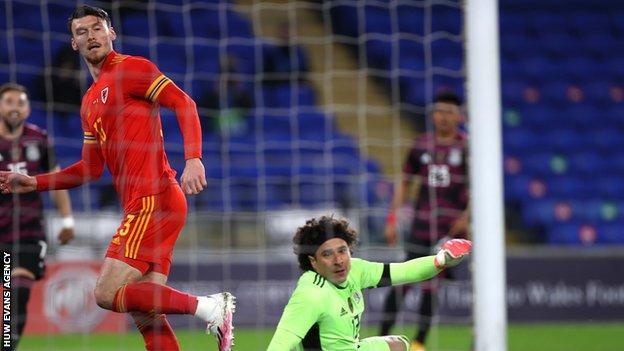 Gales 1-0 México: Kiefer Moore ataca y Chris Gunder gana el partido número 100