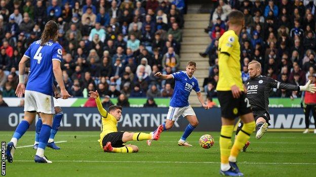 Christian Pulisic scores for Chelsea against Leicester.