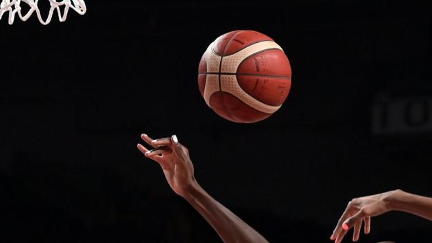 Una foto de mujeres jugando baloncesto.