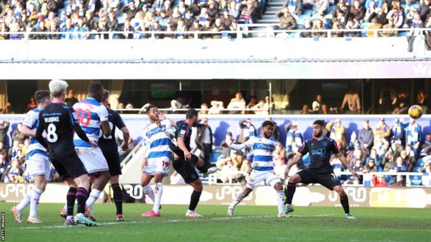 Kenneth Paal marca o gol tardio do QPR contra o Huddersfield