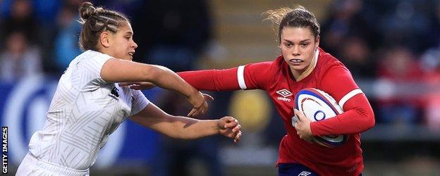 Helena Rowland hands off a United States defender