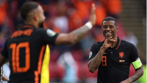 Memphis Depay and Georginio Wijnaldum celebrate