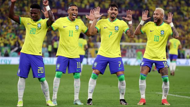 Neymar dances with Raphinha, Lucas Paqueta and Vinicius Jr