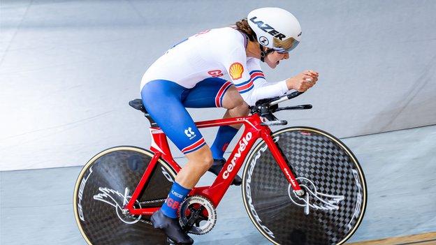 Daphne Schrager during the individual pursuit final at the 2022 Para-Cycling Track World Championships