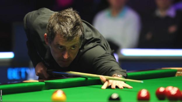 Ronnie O'Sullivan lines up a shot