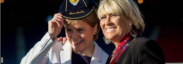 La primera ministra de Escocia, Nicola Sturgeon, presenta a Rose Reilly una gorra escocesa en 2019