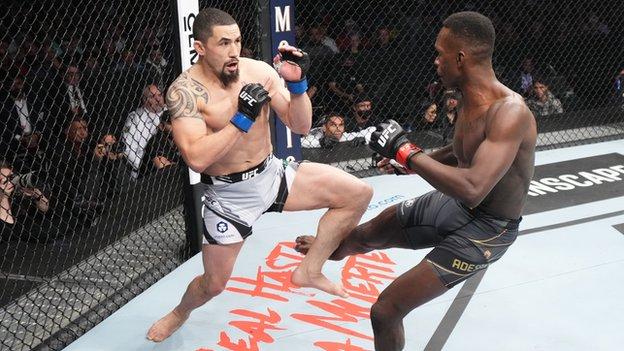 Israël Adesanya bat Robert Whittaker