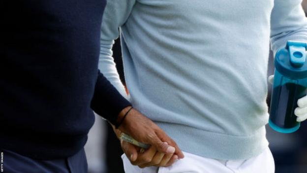 Tiger Woods apologises after giving Justin Thomas a tampon during Genesis Invitational round