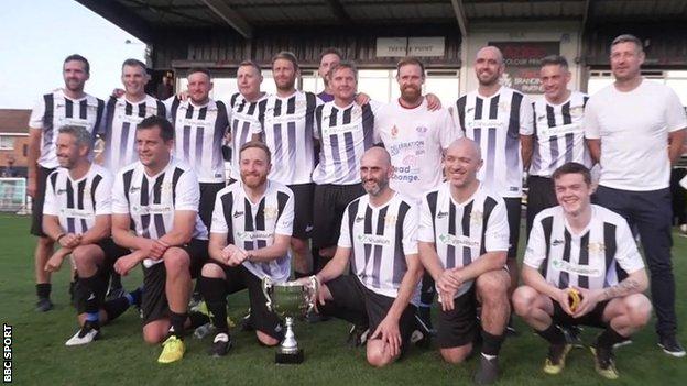 L'équipe de Spennymoor prenant part au match