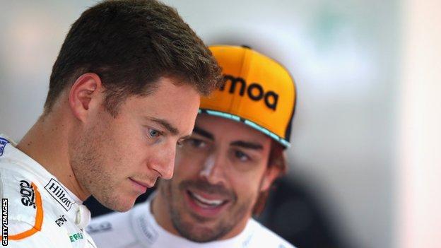 Stoffel Vandoorne en Fernando Alonso in de McLaren-garage na de Formule 1 Grand Prix van Duitsland in 2018