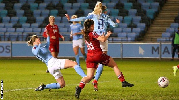 Chloe Kelly scores for City