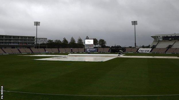 Rain at the Ageas Bowl