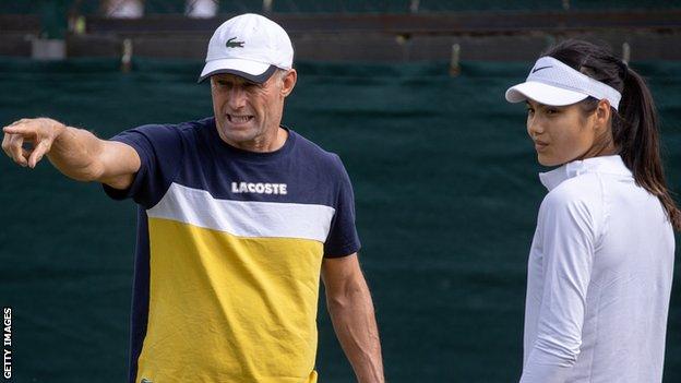 Raducanu a changé d'entraîneur après Wimbledon avec Nigel Sears (à gauche) remplacé par Andrew Richardson