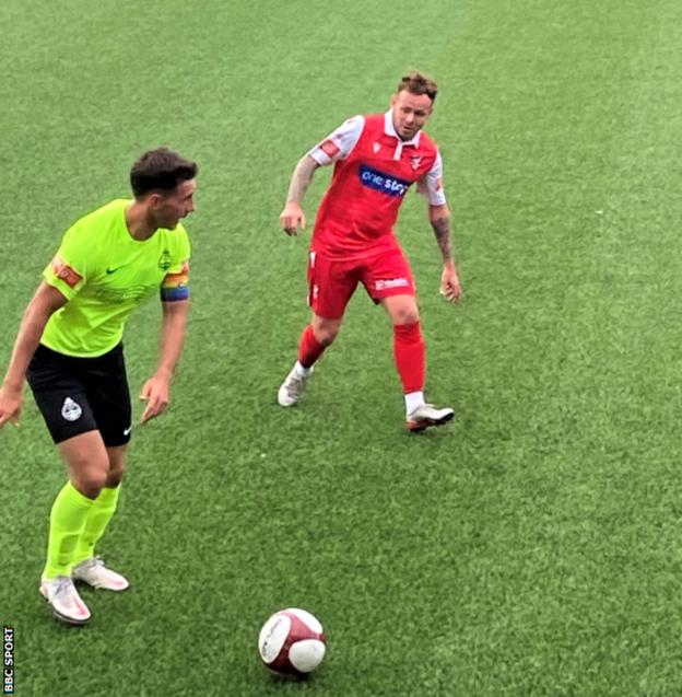 Nathan Cartman (en rouge) en action pour Scarborough Athletic contre South Shields