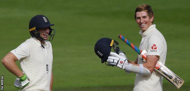 Zak Crawley celebrates with Jos Buttler