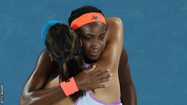 Emma Raducanu und Coco Gauff umarmen sich nach ihrem Match bei den Australian Open