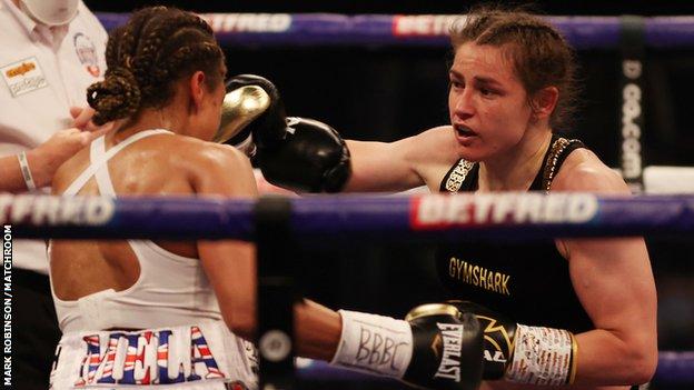 Natasha Jonas (à gauche) et Katie Taylor (à droite)