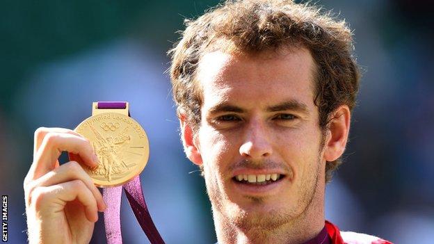Andy Murray zeigt seine Goldmedaille 2012 in London