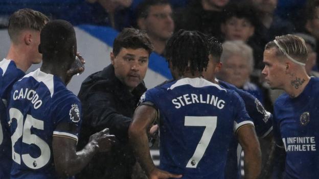 Chelsea boss Mauricio Pochettino delivers instructions to his players during their Premier league game against Arsenal