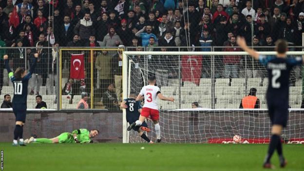 Mateo Kovacic marca contra Turquía
