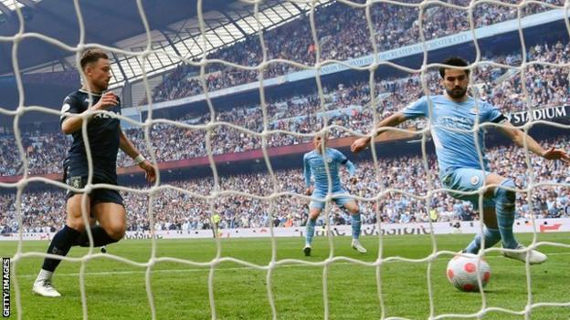 Ilkay Gundogan scores Manchester City's winning goal.