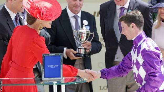 Catherine, Princess of Wales presents Oisin Murphy with the Commonwealth Cup trophy