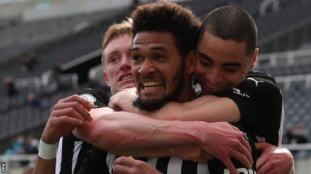 Joelinton célèbre après son but pour Newcastle contre Tottenham