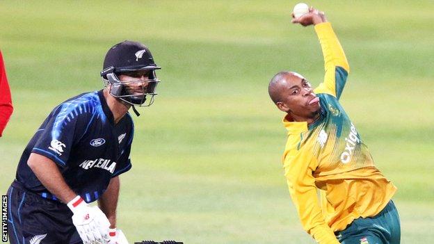 New Zealand's Grant Elliott and South Africa's Aaron Phangiso
