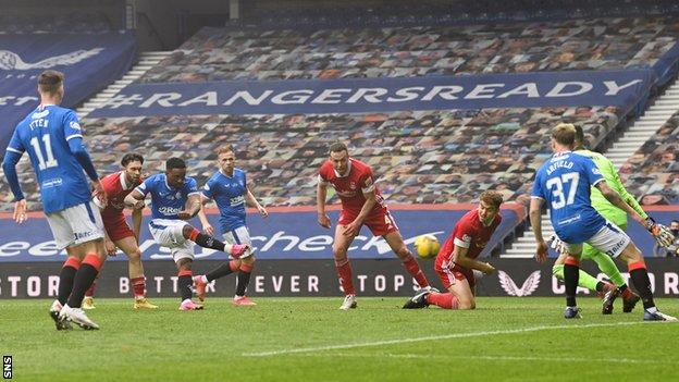 Jermain Defoe scores for Rangers against Aberdeen