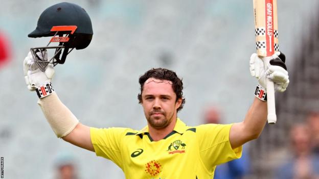 Den australiensiske slagmannen Travis Head firar sitt ODI-sekel mot England på MCG