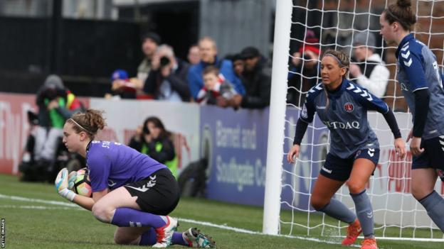 Inicio de Katie para Charlton Athletic