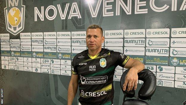 El padre de Richarlison, Antonio, fotografiado en el gimnasio del club Nova Venecia FC