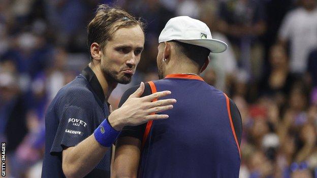 Daniil Medvedev et Nick Kyrgios se serrent la main après leur match de l'US Open à New York