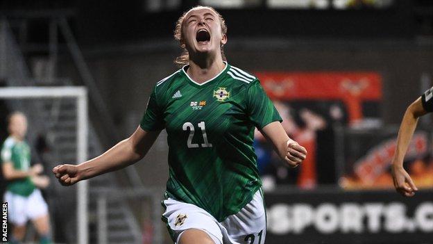 Irlanda del Norte: Kerry Beattie fuera mientras Nelson y Hamilton regresan para las eliminatorias Kerry Beattie