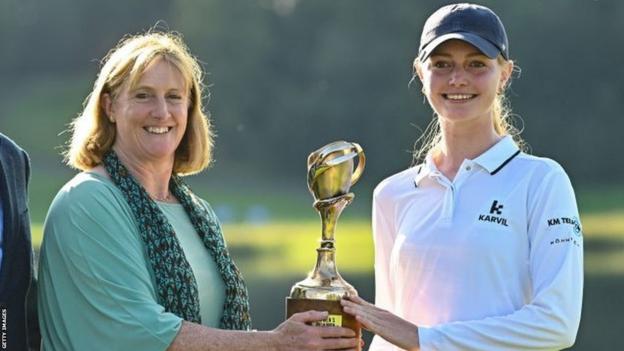 Smilla Soenderby receives the Women's Irish Open trophy from Sport Ireland chief executive Una May