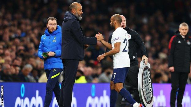 La decisión de Nuno Espirito Santo de retirar a Lucas Moura no cayó bien entre la afición del Tottenham