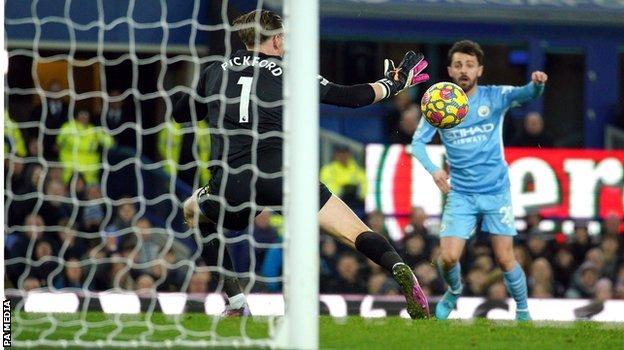 Everton goalkeeper Jordan Pickford denies Bernardo Silva