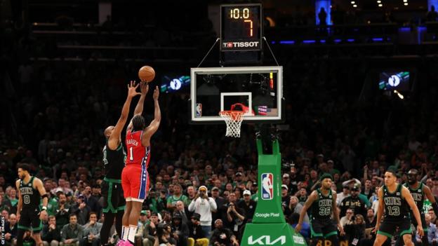 James Harden anotó su triple crucial para los Philadelphia 76ers contra los Boston Celtics