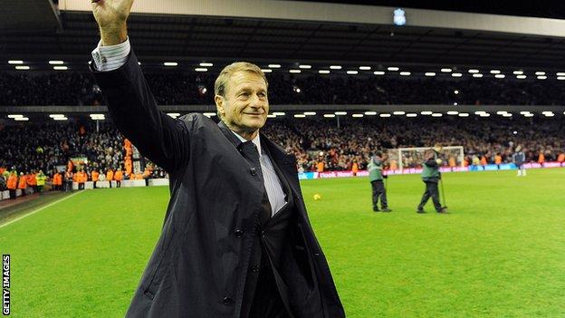 Roger Hunt waves to the Anfield crowd