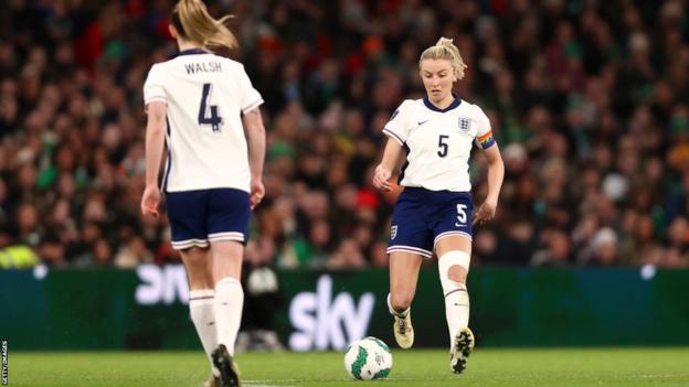 Leah Williamson and Keira Walsh playing for England