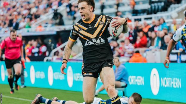 Elliot Wallis scores for Leeds