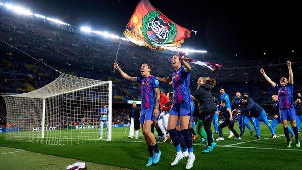 Los jugadores celebran en el Camp Nou