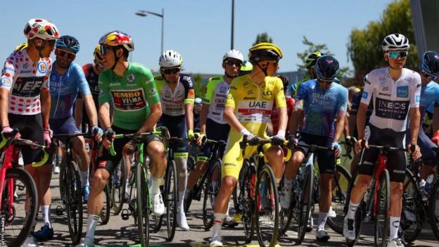 Tor de France riders at the start of a stage