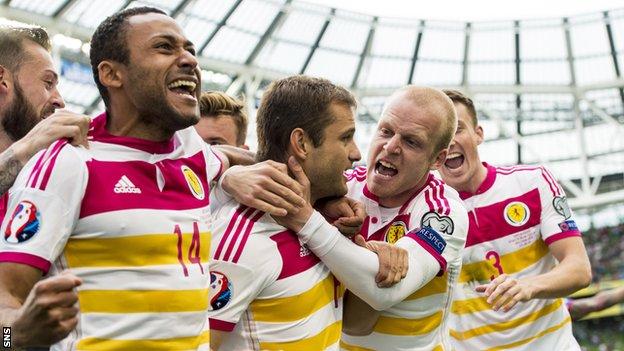 Scotland drew 1-1 with the Republic of Ireland to keep alive their hopes of qualifying for Euro 2016
