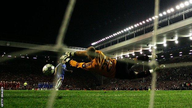 El portero del Liverpool, Pepe Reina, atacó a Arjen Robben, del Chelsea, durante la tanda de penaltis que decidió la semifinal de la Liga de Campeones de 2007.  Los Rojos lo ganaron 4-1